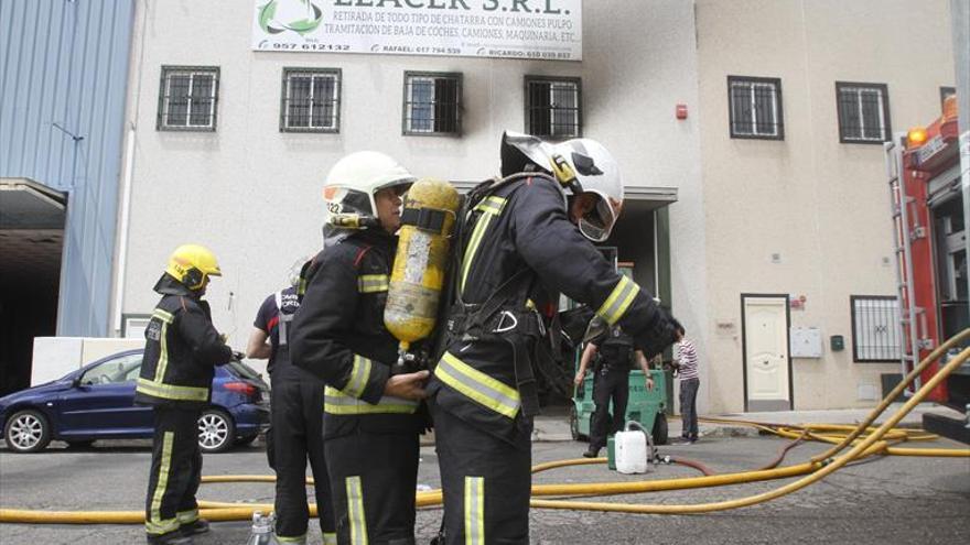 Tres afectados por humo en el incendio de una nave