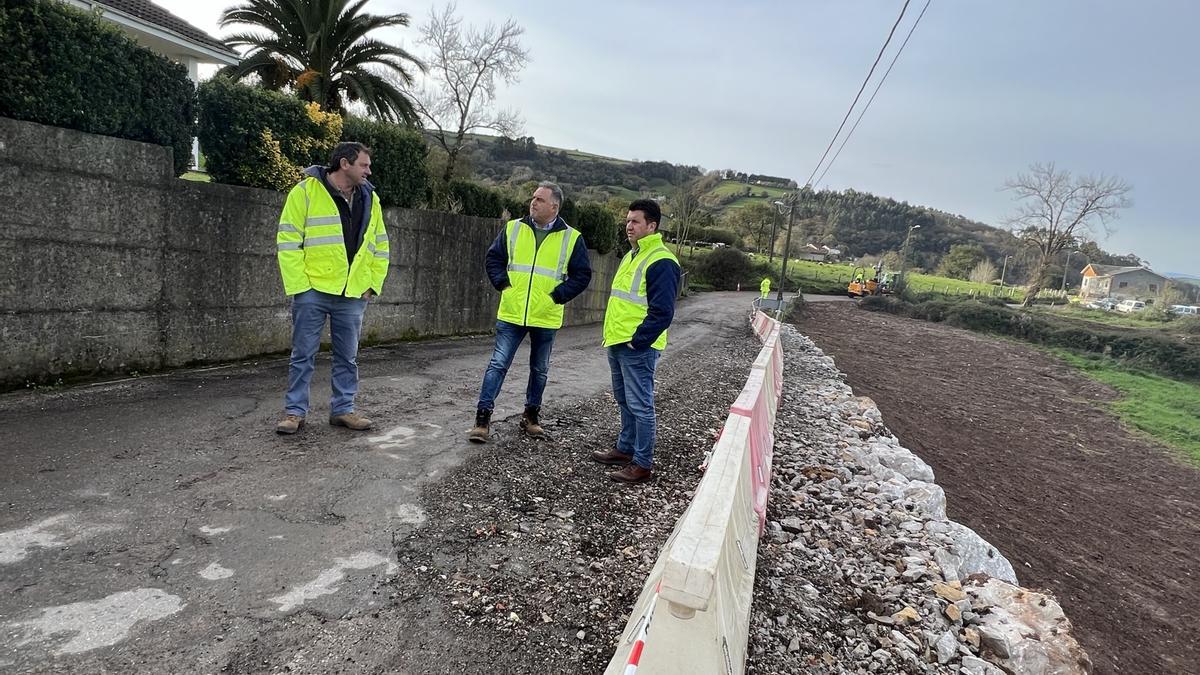 Por la izquierda, Javier Pérez (jefe de obra), Alejandro Villa y José Ángel Piñera, en el camino.