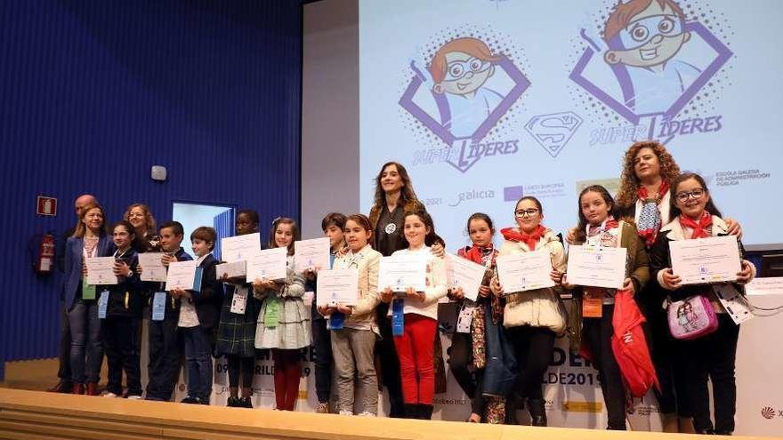 Fotografía de familia de los premiados en el proyecto &quot;Superlíderes&quot;, ayer, en Santiago. // Xoán Álvarez