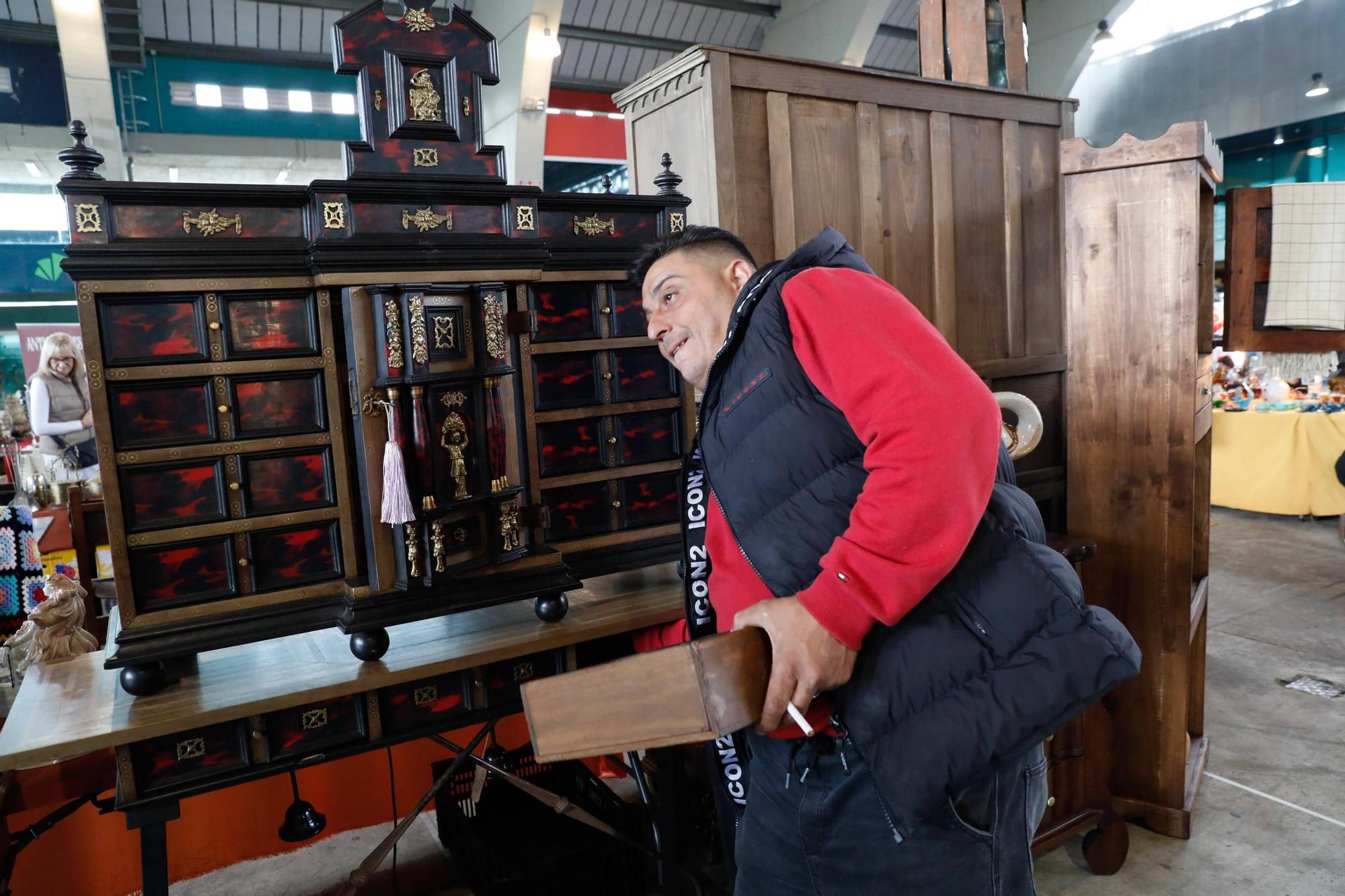 Larga cola en la apertura de la Feria de Antigüedades