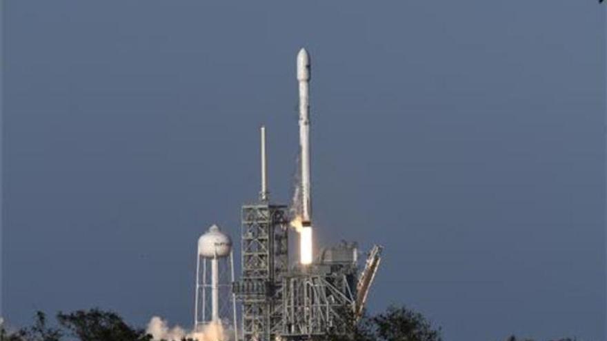 SpaceX lanza con éxito el primer cohete con parte reciclada