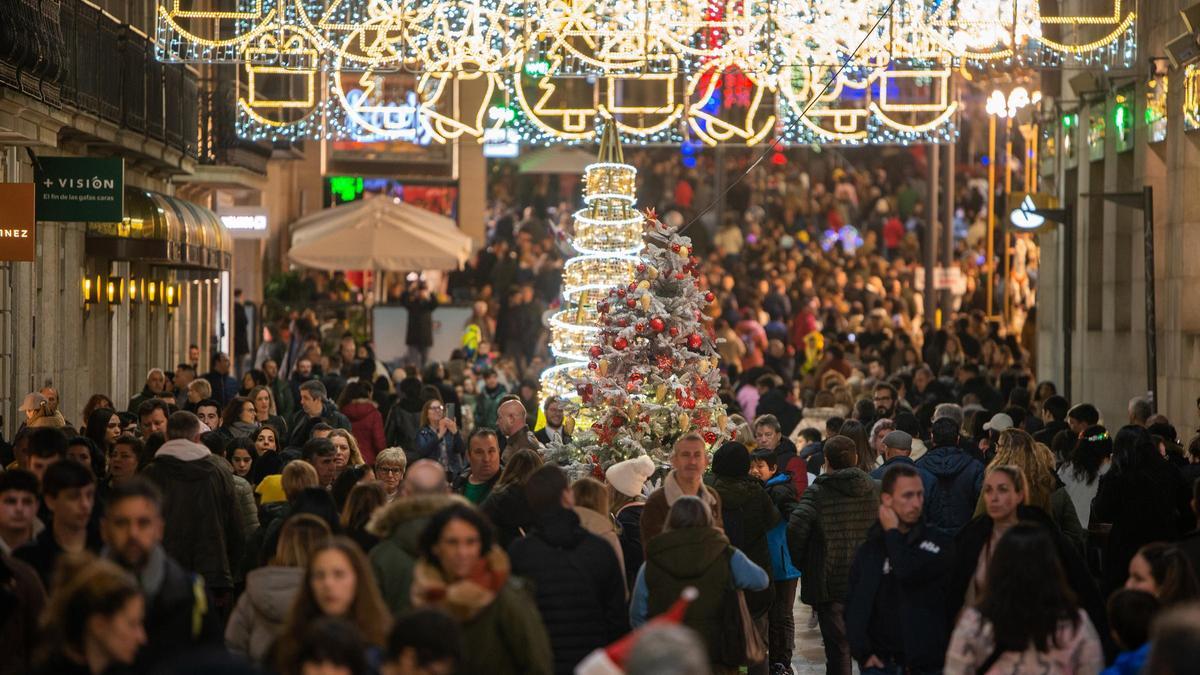 Paseantes visitan las luces de Navidad de Vigo el día de su encendido, el 17 de diciembre de 2022