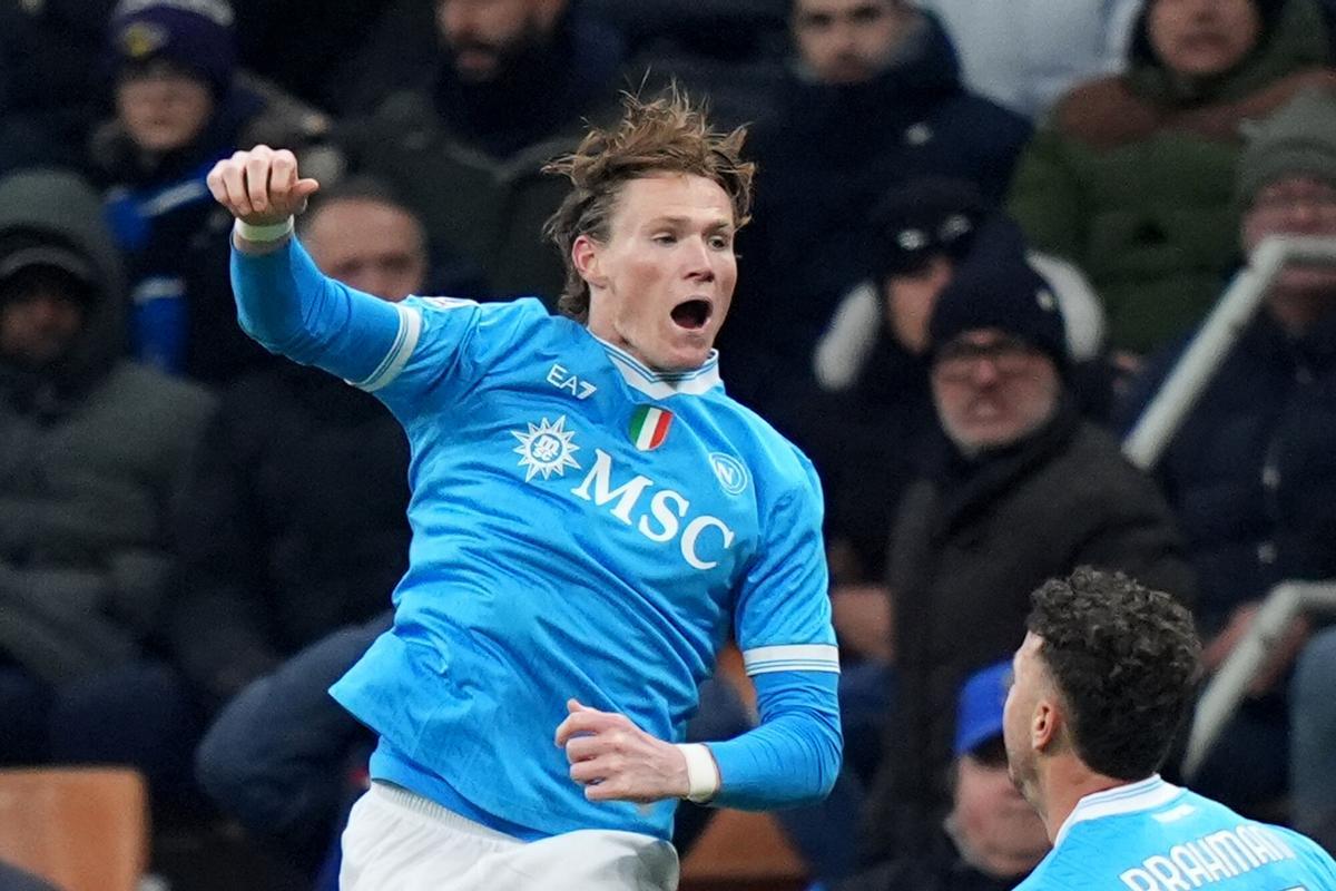 Scott McTominay celebra su segundo gol en el 2-2 contra el Inter de Milán.