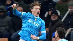 Napolis Scott McTominay celebrates after scoring 2-2 during the Serie A soccer match between Inter and Napoli at the San Siro Stadium in Milan , north Italy - Sunday , January 11 , 2026. Sport - Soccer . (Photo by Spada/Lapresse)