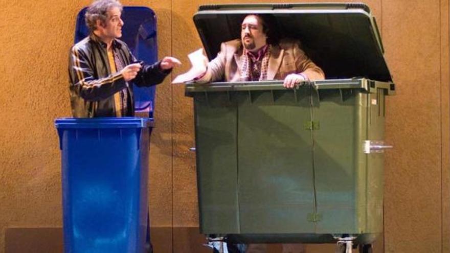Escena de la controvertida producción de &quot;El barbero de Sevilla&quot;, de Rossini, vista en el Campoamor en 2008 y que volverá en diciembre del año que viene.