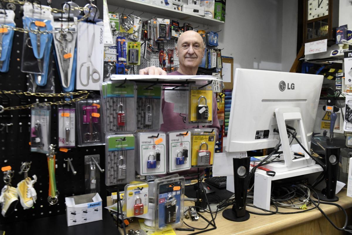 Miguel, dueño de Ferretería Murciana, se jubila tras casi 40 años de servicio al barrio.