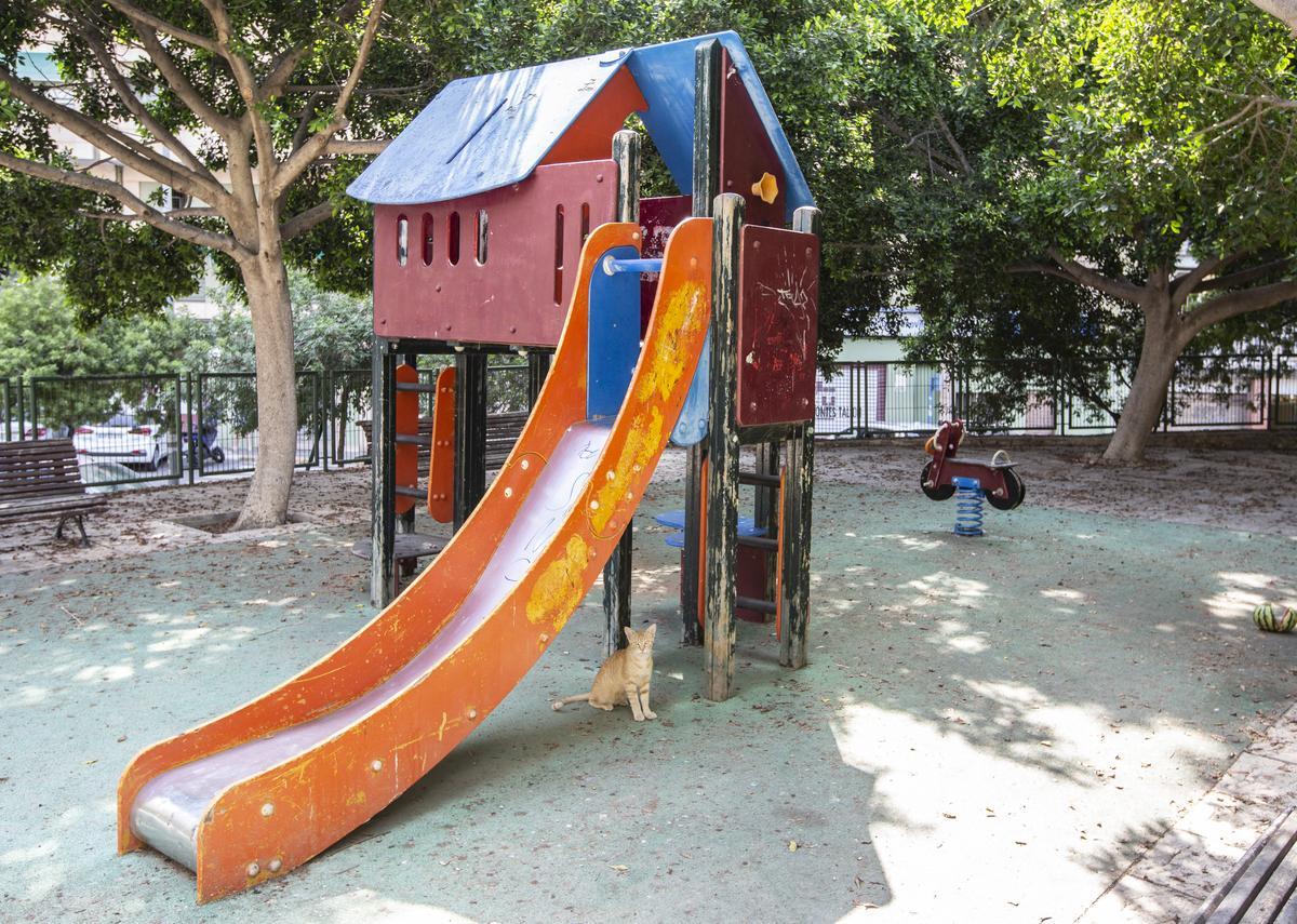 Parque de la calle Doña Violante que usan algunas personas sin hogar como refugio