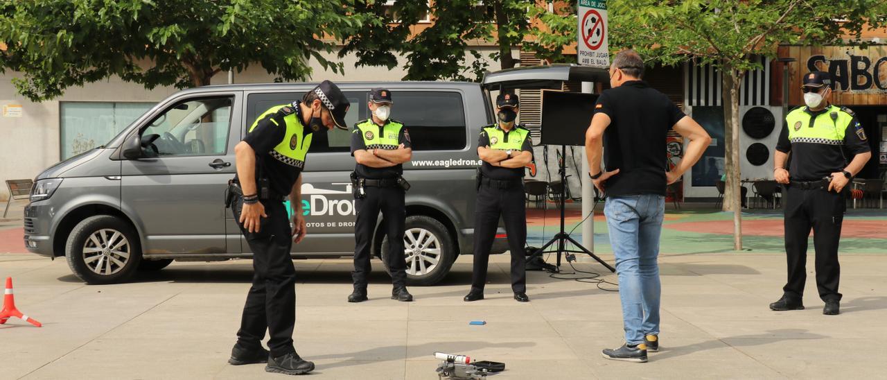 Una unidad de Policía Local de Torrent prueba el nuevo dron.