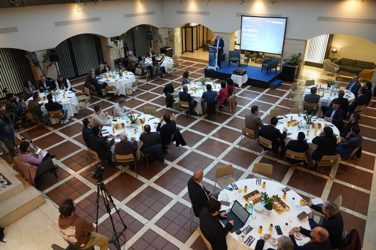 Imagen del desayuno empresarial sobre la agenda de la cerámica tras Cevisama.