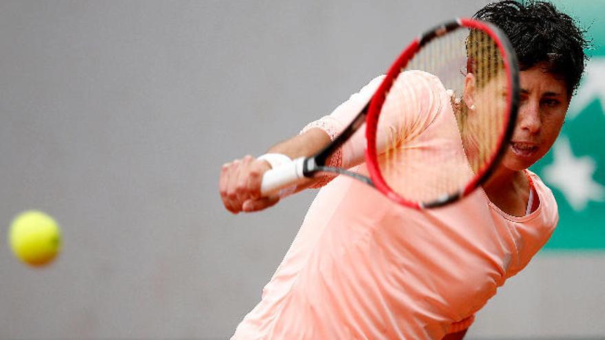 Carla Suárez, con un revés, devuelve la pelota a Yulia Putintseva.