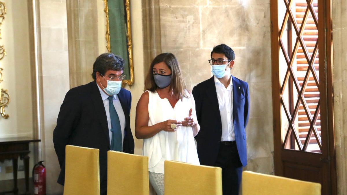 El ministro José Luis Escrivá con la presidenta Francina Armengol y el conseller Iago Negueruela hoy en Palma.