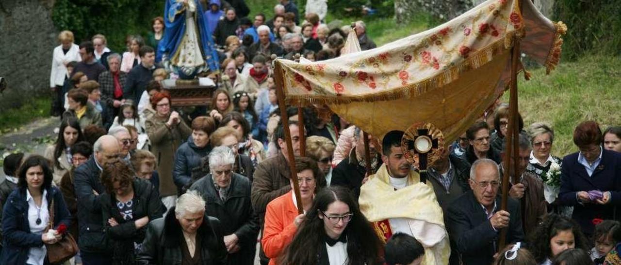 Procesión e Hijas de María en la parroquia de Donramiro. // Bernabé/Luismy