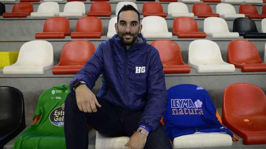 Sergio Tomé, en el Palacio de Riazor, entre las camisetas del Liceo y del Leyma.