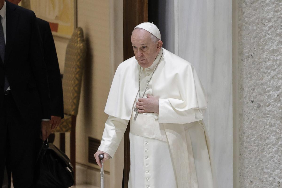 El papa Francisco dirige una audiencia para profesores, estudiantes y personal de las Universidades e Instituciones Pontificias Romanas en el aula Paolo VI, en Ciudad del Vaticano, el 25 de febrero. EFE/EPA/GIUSEPPE LAMI