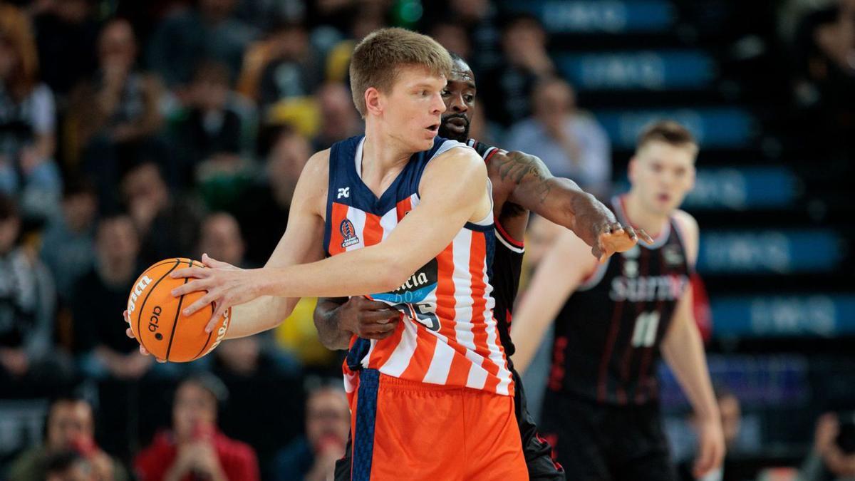 Karlis Silins protege el balón en un duelo con el Leyma Coruña en 2025.