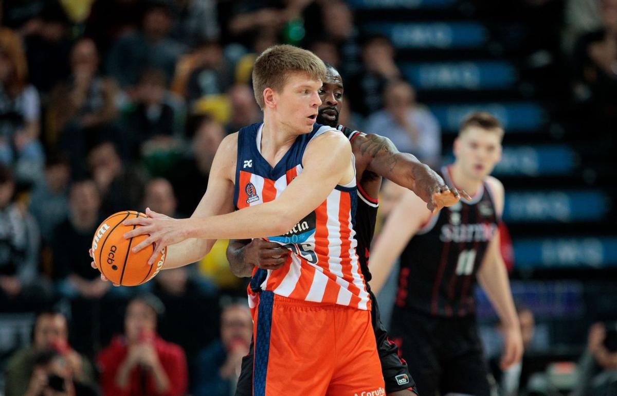 Silins protege el balón ante Marvin Jones. | ACB Photo