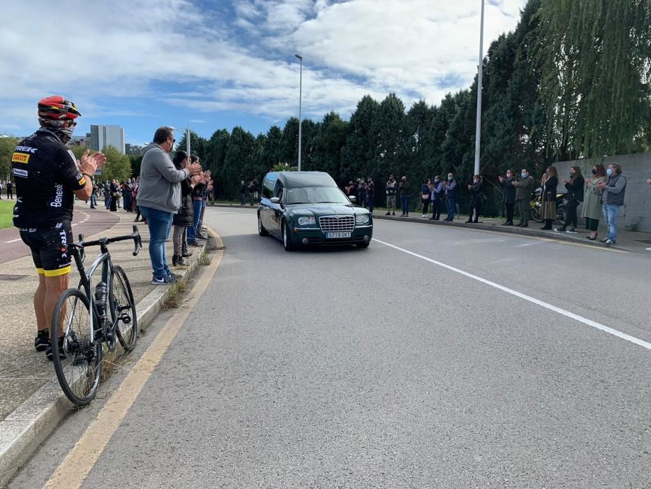 Más de mil personas despiden al hostelero gijonés Floro Gordillo con una cadena humana.