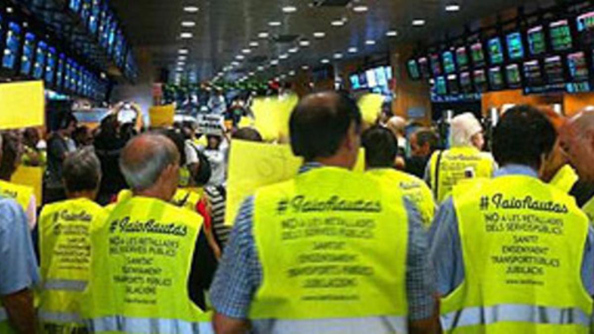 Los yayoflautas, este viernes, en la Bolsa de Barcelona.