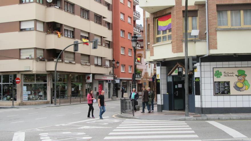 Banderas de todos los colores en Cangas de Onís