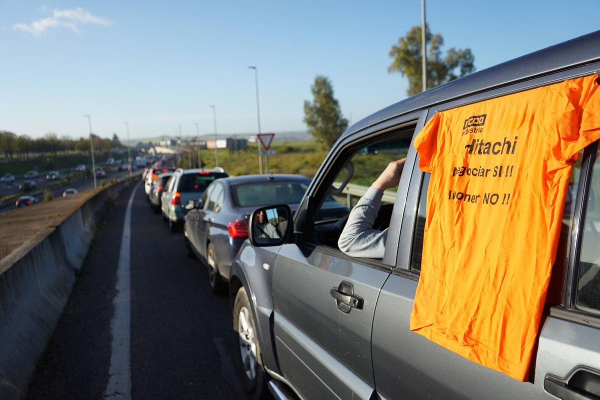 Caravana de coches de trabajadores de Hitachi en protesta.