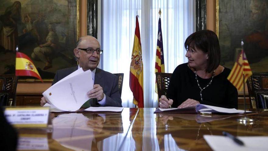 El ministro de Hacienda, Cristóbal Montoro, y la presidenta balear, Francina Armengol.