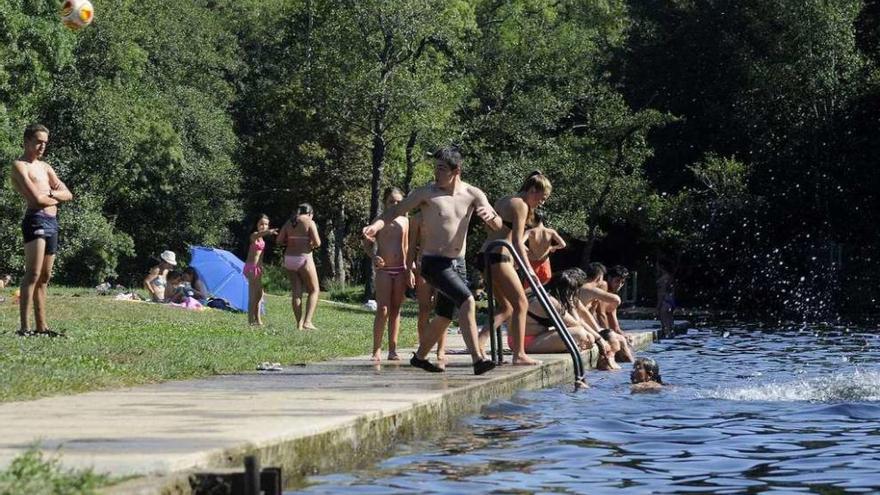 Usuarios de la playa fluvial de Pozo de Boi, en Viltuxe, el pasado mes de agosto. // Bernabé/Javier Lalín