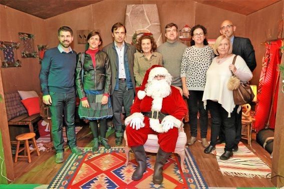 Auch das Gebäude des Inselrats, des Consell de Mallorca im Carrer Palau Reial, knipste nun seine Adventsbeleuchtung an. Zum feierlichen Anlass wurden die Passanten auf heiße Schokolade eingeladen und