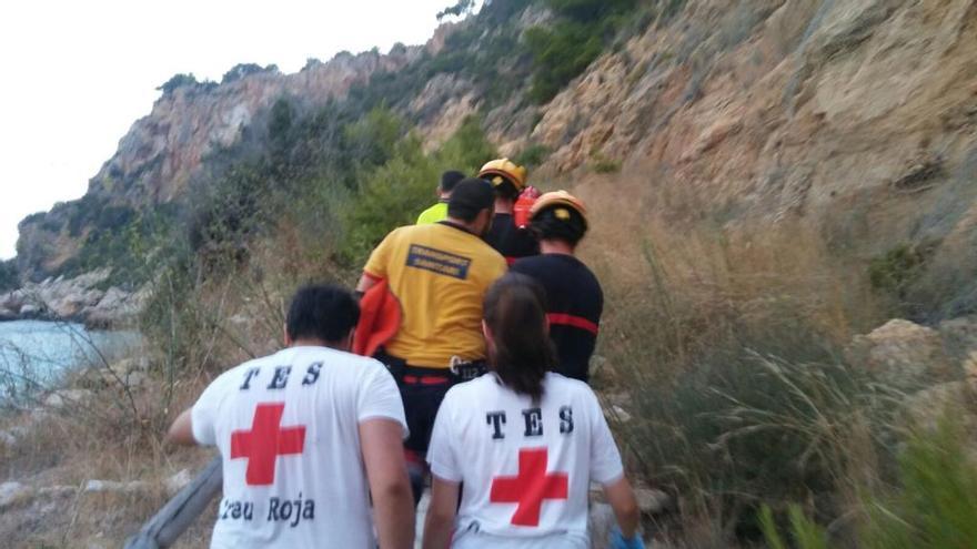 Herido de consideración tras saltar desde gran altura al agua en la Illa del Descobridor