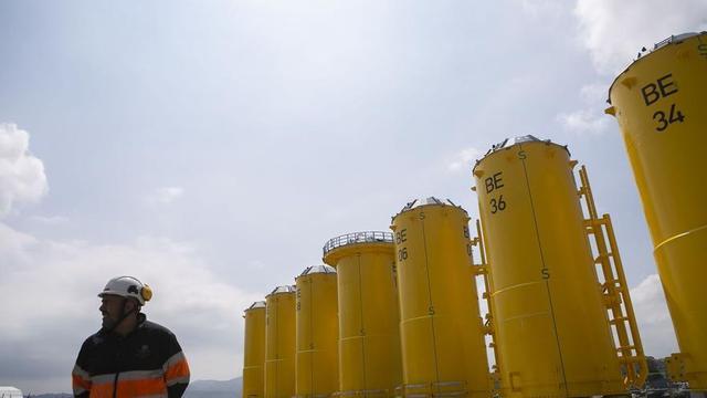 Componentes para molinos eólicos de Windar en el Muelle Valliniello, en Avilés. | María Fuentes