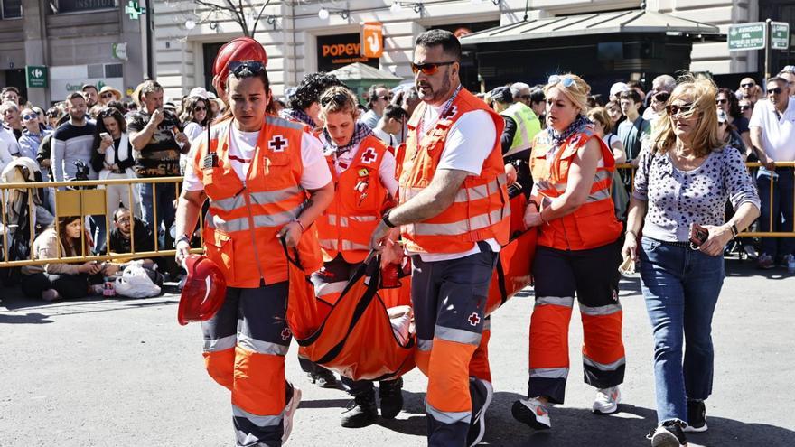 Cruz Roja atiende un centenar de lipotimias en la mascletà en una plaza abarrotada y a 30 grados