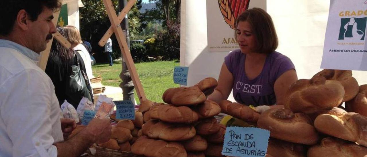 Carmen Fernández, ayer, vendiendo pan a Jesús Antonio Alonso, en Grado.