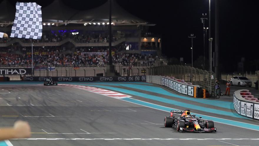 Max Verstappen cruza la meta para proclamarse campeón del mundo de Fórmula 1.