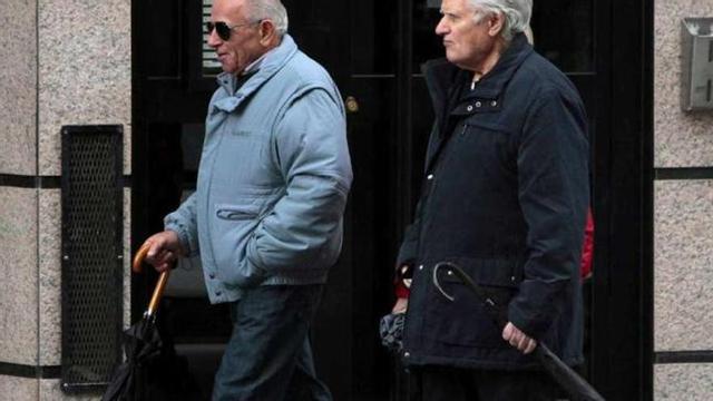 El capitán y el jefe de máquinas del "Prestige" a su salida del juicio, ayer, en A Coruña.  // Efe