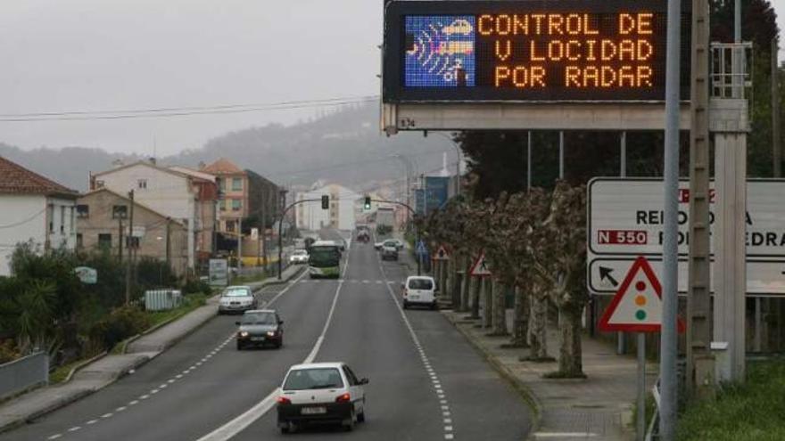 Cartel electrónico avisando del control con radar móvil en la Avenida de Redondela.  // Ricardo Grobas