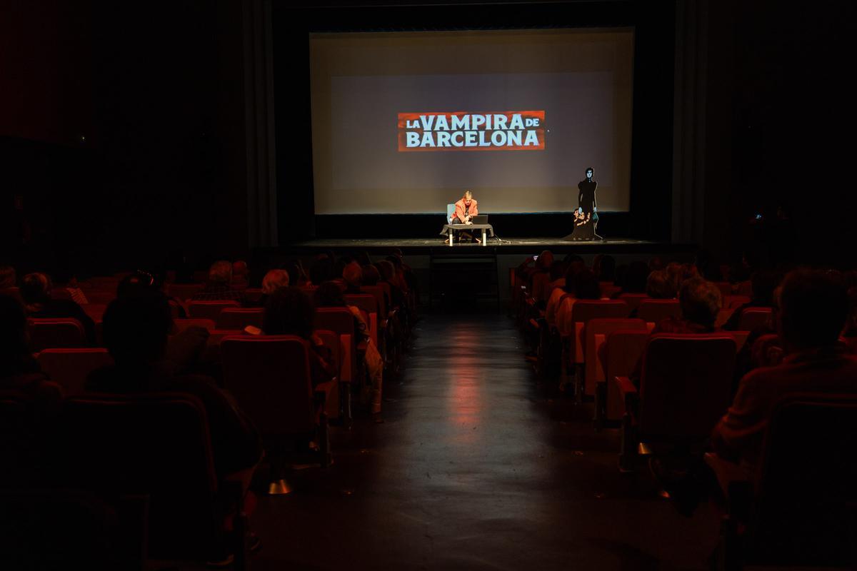 Un moment de la xerrada de Sebastià d'Arbó sobre 'La vampira de Barcelona'.