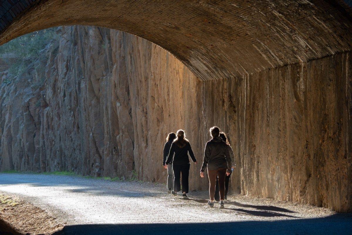 Caminantes en la Vía Verde de Benicàssim