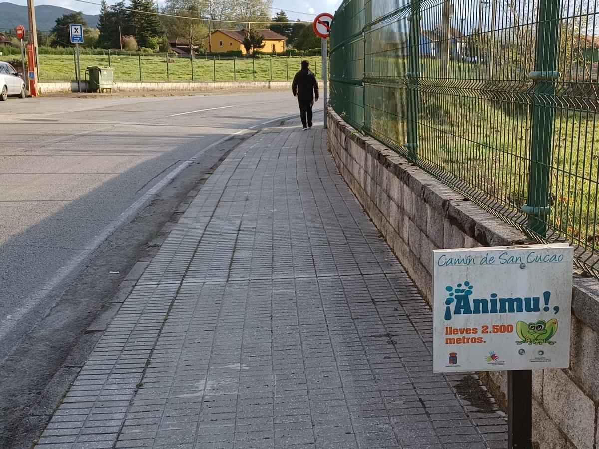 A la derecha de la imagen, cartel que indica la distancia recorrida desde que el caminante salió de Posada.