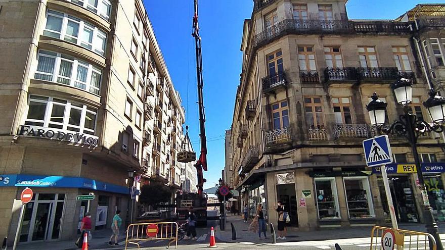 Una grúa de gran tonelaje cierra la calle Justo Martínez | A.CELA