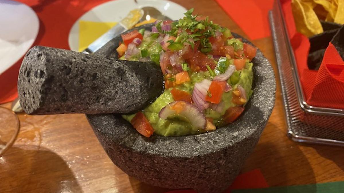 Un molcajete, mortero de piedra volcánica, acoge un delicioso guacamole
