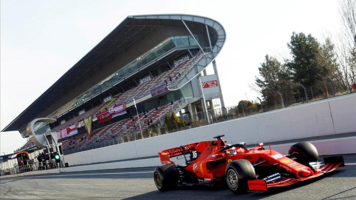 Una imagen de un Ferrari pasando por delante de una de las tribunas de Montmeló