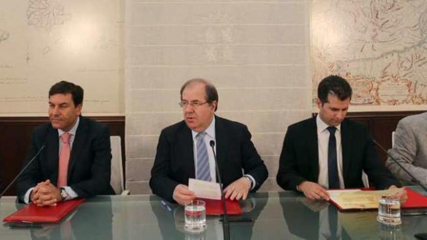 De izquierda a derecha, Pablo Fernández (Podemos), Carlos Fernández Carriedo (PP), el presidente Juan Vicente Herrera, Luis Tudanca (PSOE) y Luis Fuentes (Ciudadanos), en la firma del acuerdo sobre temas de comunidad.