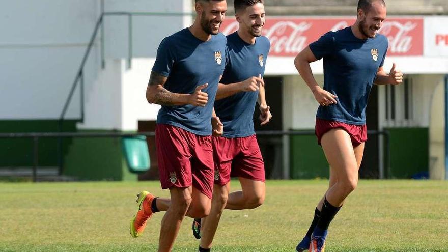 Adrián León, Iván Martín y Mongil durante un entrenamiento en A Seca. // Rafa Vázquez