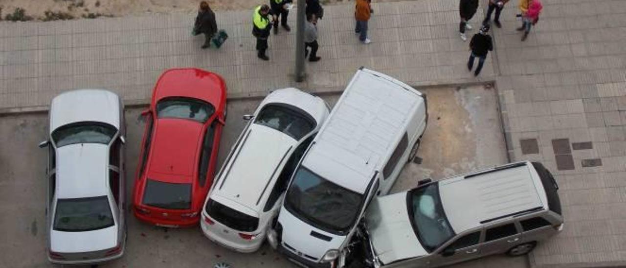 Da positivo tras chocar contra 3 vehículos aparcados en Alzira