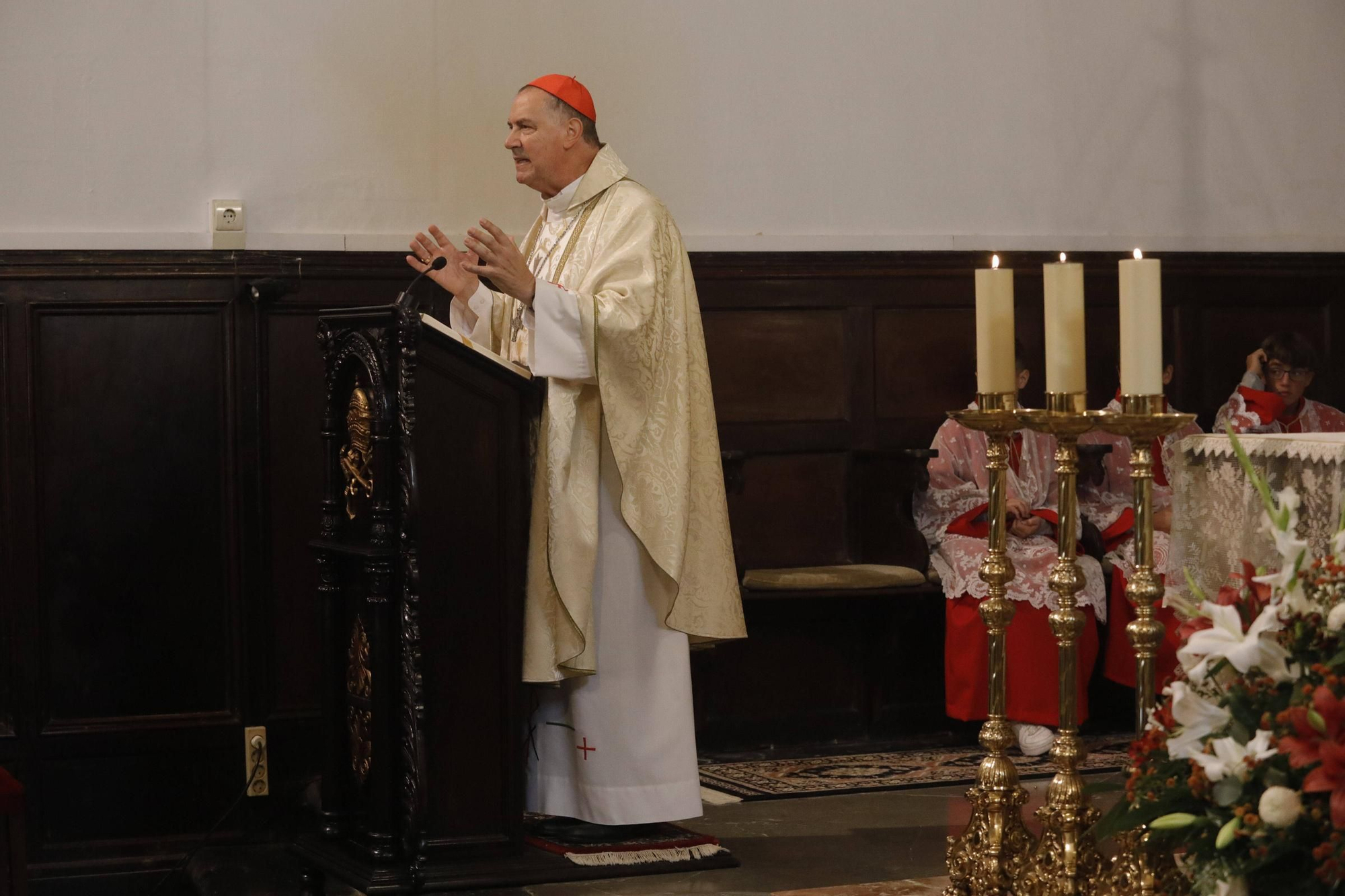 El cardenal Ángel Fernández Artime oficia la primera misa cardenalicia de Gozón en el día de Todos los Santos en la parroquia de Santa María de Luanco