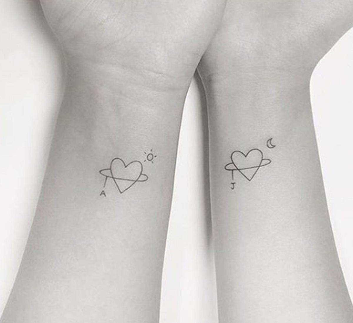 Tatuajes con amigas: corazones e iniciales