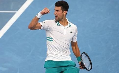 Djokovic celebra su victoria.