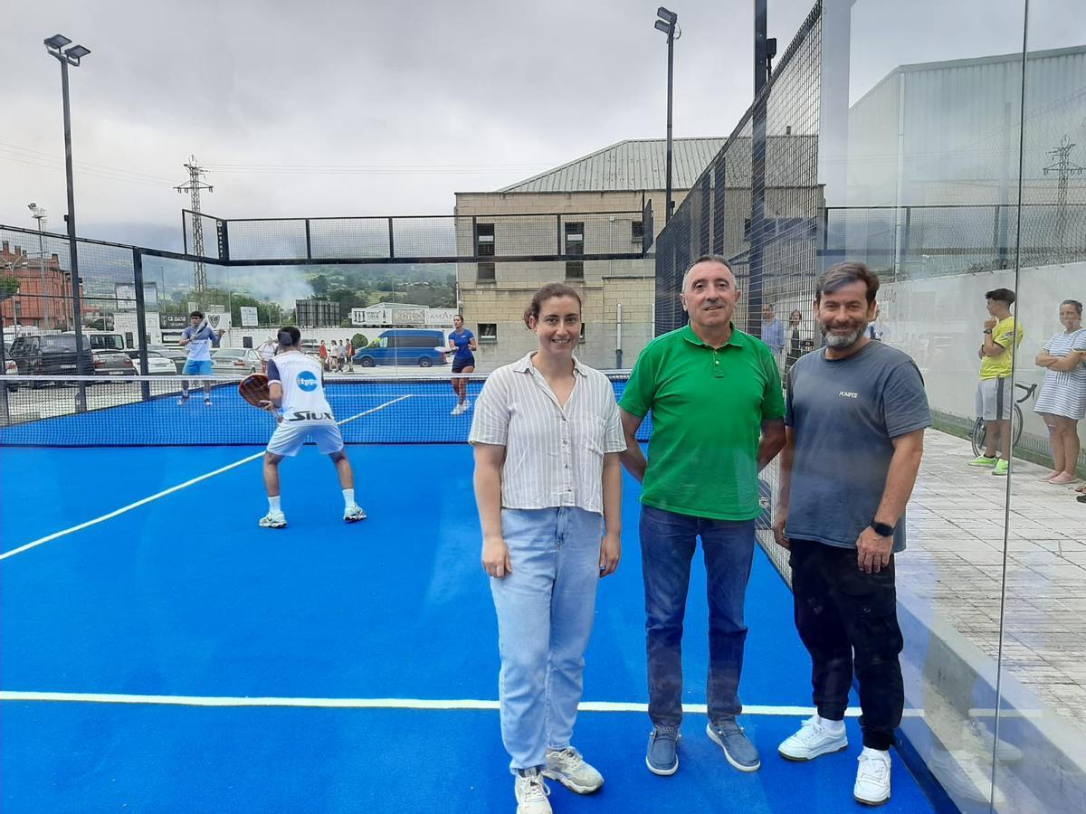 Jugadores en la pista de pádel de Villaviciosa.