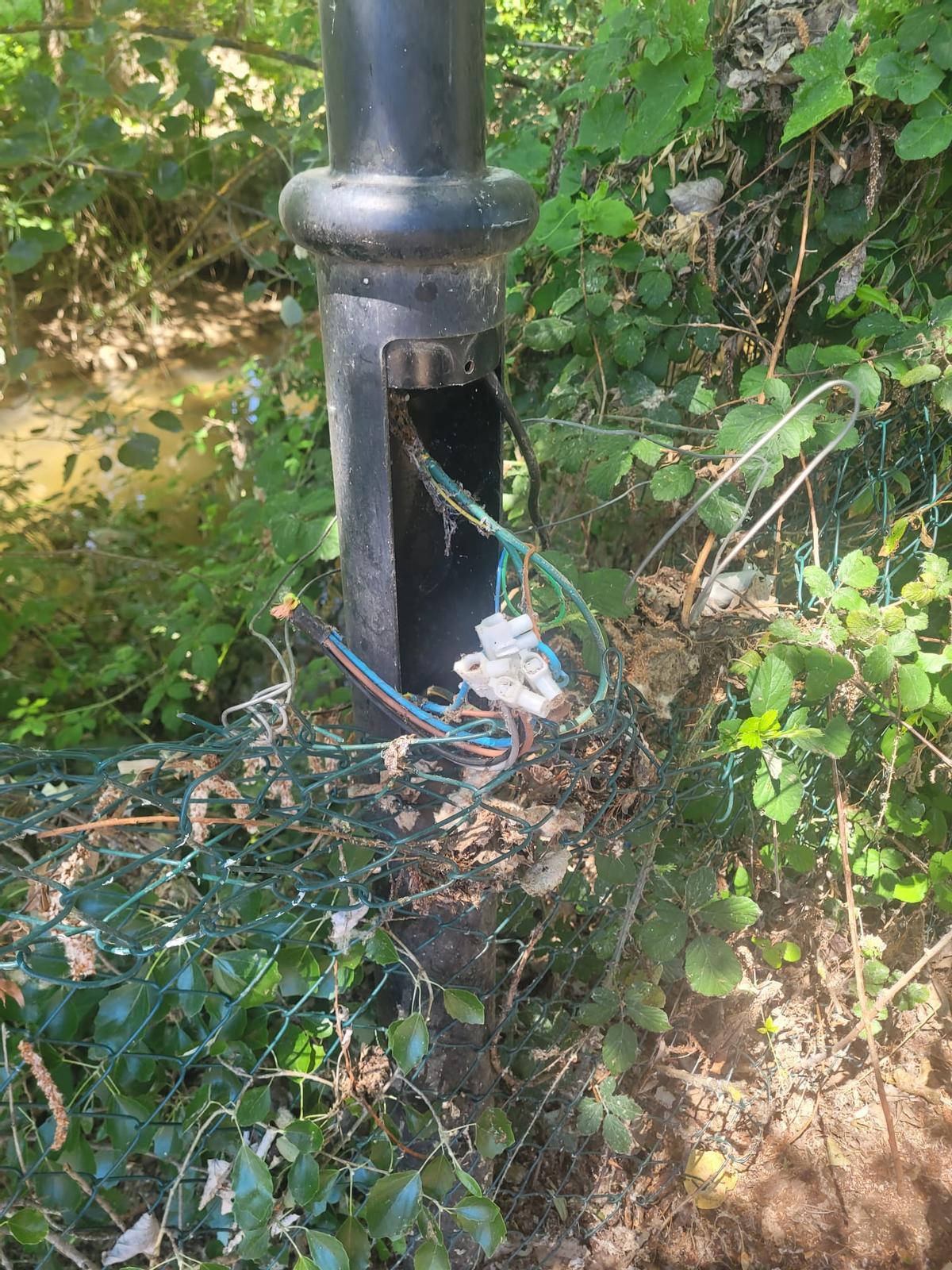 La denuncia incluye el robo de cable de las farolas.