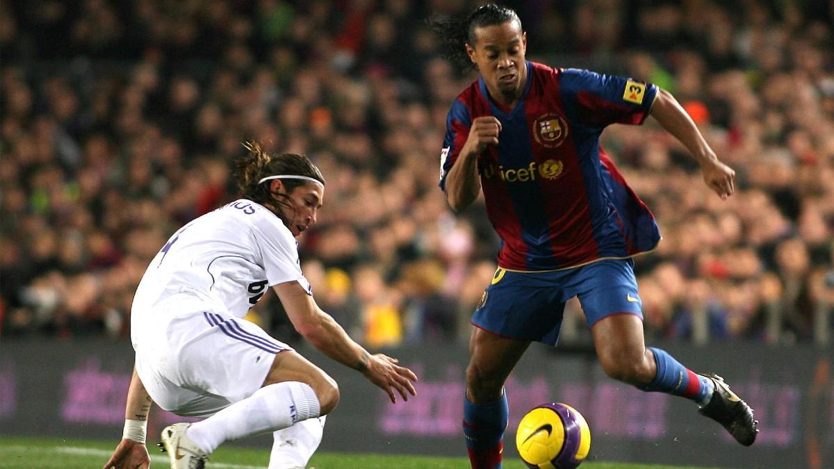 Ronaldinho supera a Sergio Ramos en el Camp Nou durante la temporada 2007/08