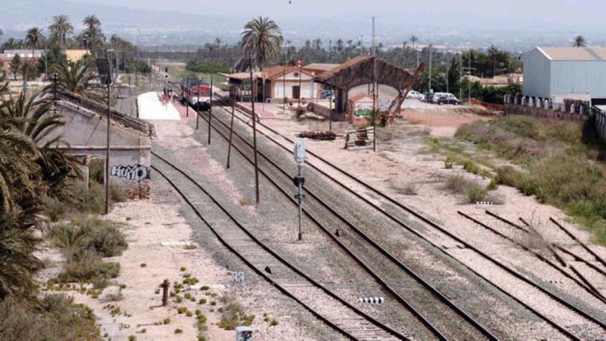 La presión de los alcaldes fuerza a Flores a reconsiderar el puerto seco en la Vega